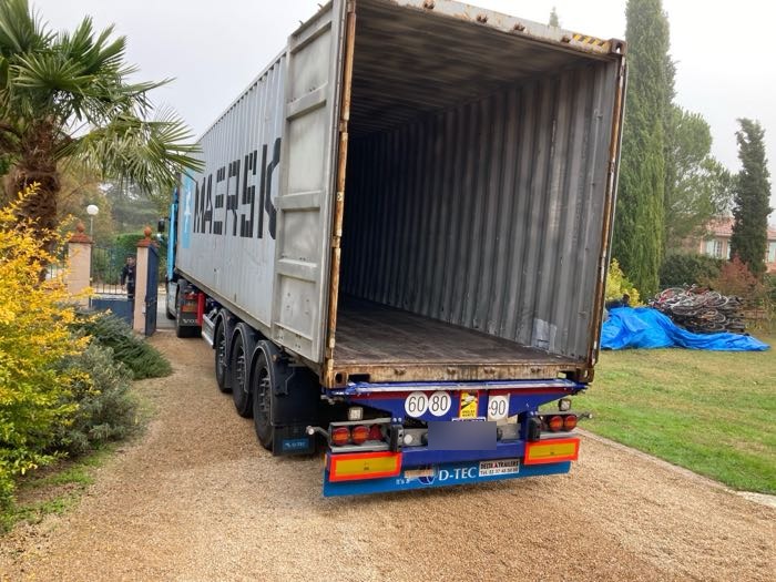 Conteneur complet de 40 pieds déposé devant une maison